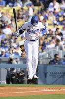 　１回、打席で跳びはねる大谷