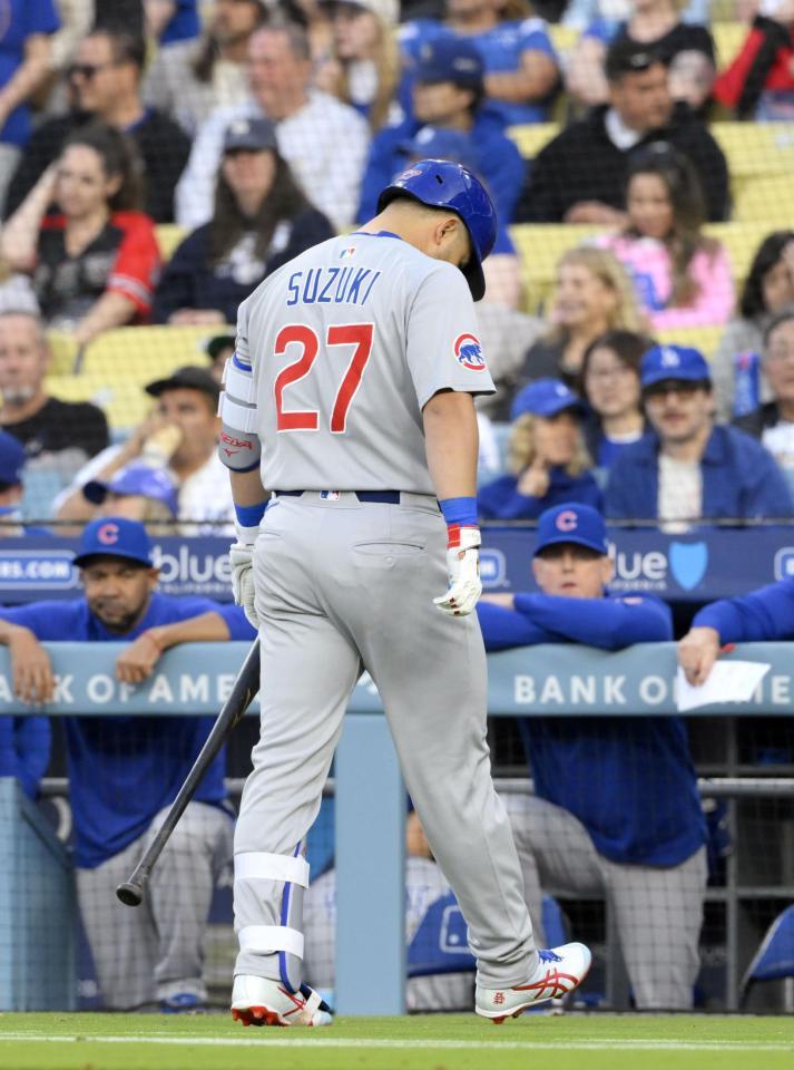 　３回、二直に倒れベンチに戻る鈴木（共同）