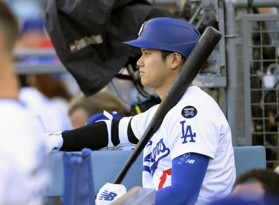 　ベンチで試合を見守る大谷