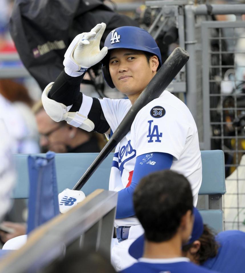 　ベンチで歓声に応える大谷