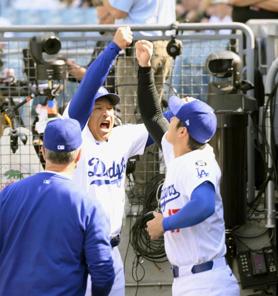 　試合前、ロバーツ監督（左）とタッチする大谷