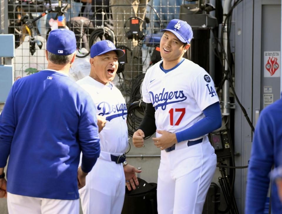 　試合前、ロバーツ監督（左）と笑顔の大谷