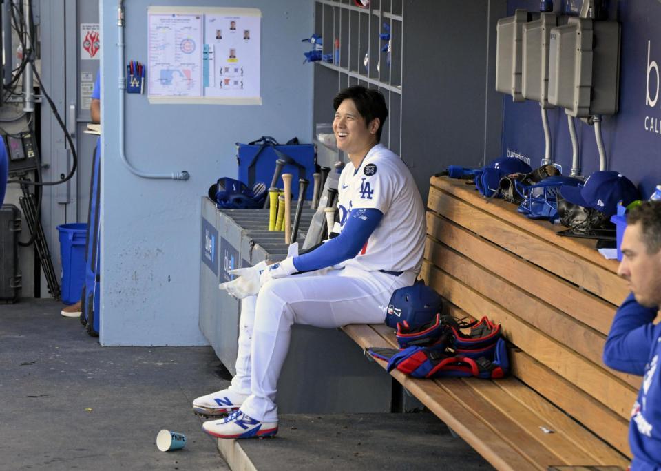 　ベンチで笑顔の大谷