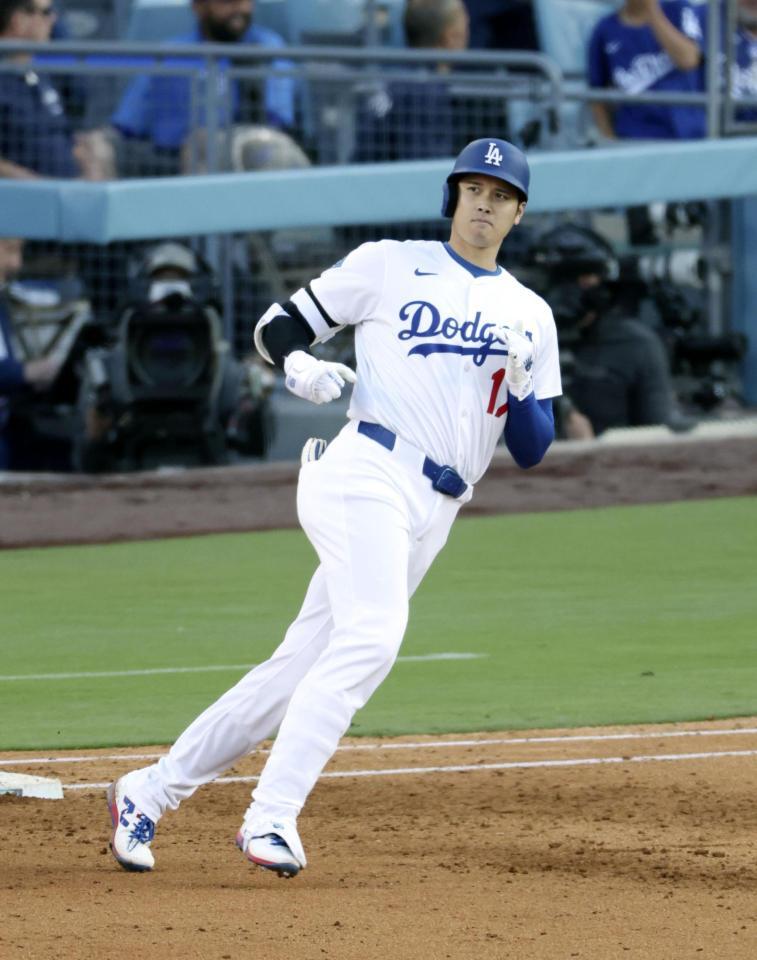 　７回、右飛に倒れた大谷