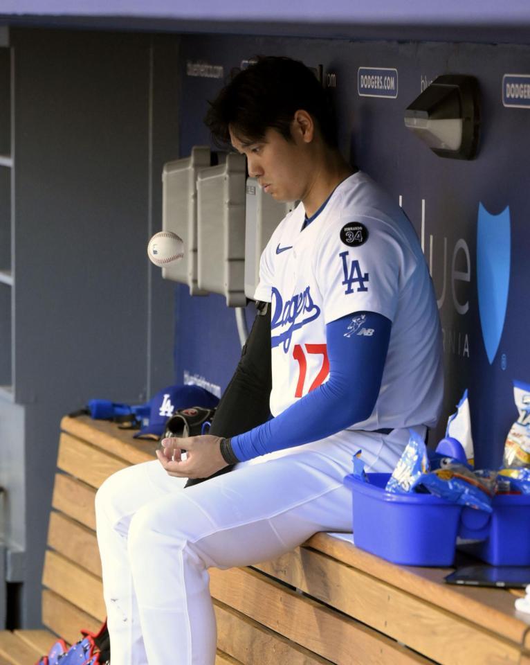 　ベンチでボールを放る大谷