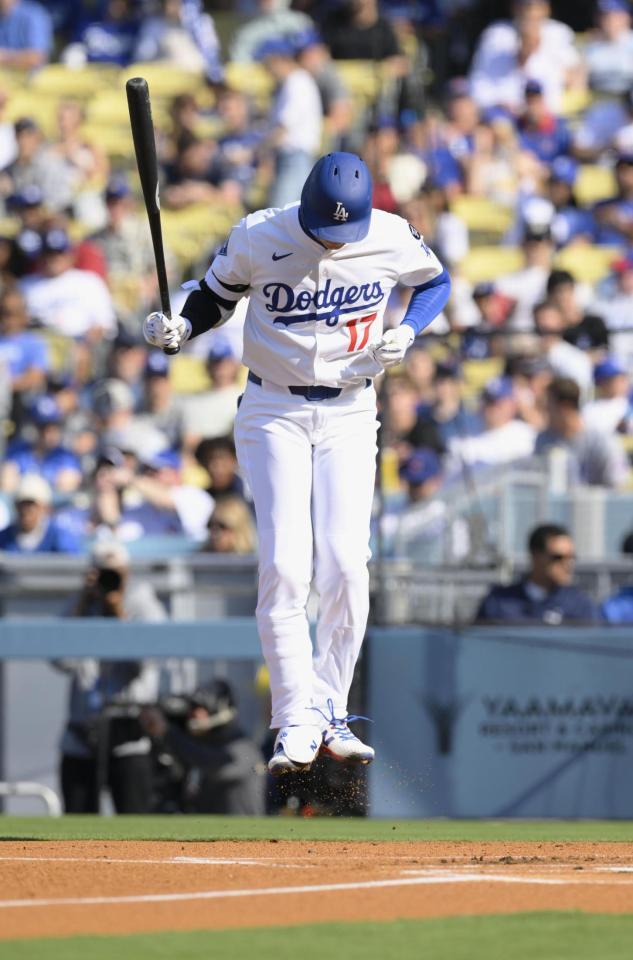 　１回、打席で跳びはねる大谷
