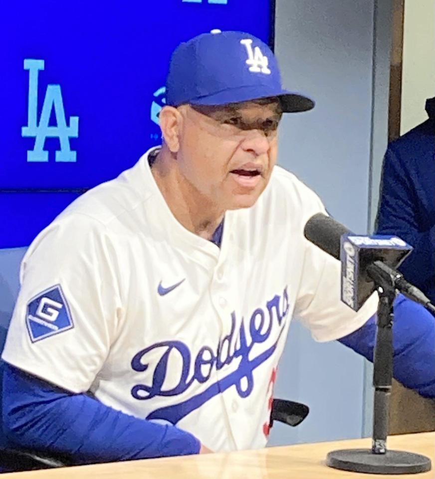 　試合後の会見で大谷の打撃について話すロバーツ監督（撮影・小林信行）