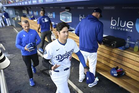 　カブスに敗れ引き揚げるドジャース・大谷＝ロサンゼルス（共同）