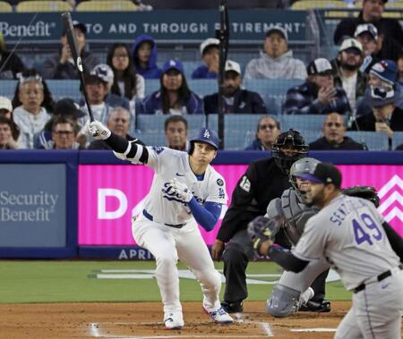 　ロッキーズ戦の１回、右前打を放つドジャース・大谷。投手センザテーラ