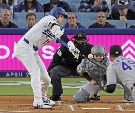 　ロッキーズ戦の１回、右前打を放つドジャース・大谷。投手センザテーラ