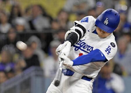 　ロッキーズ戦の３回、中前に本塁打を放つドジャース・大谷