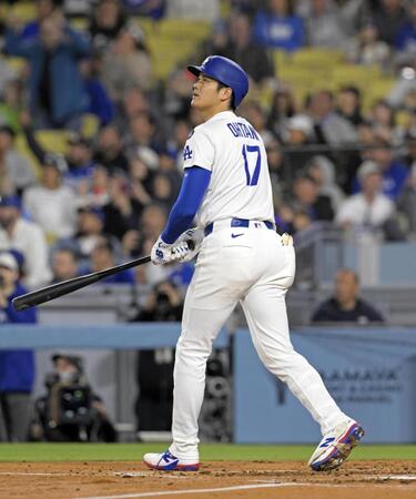 　ロッキーズ戦の３回、中越えに本塁打を放つドジャース・大谷