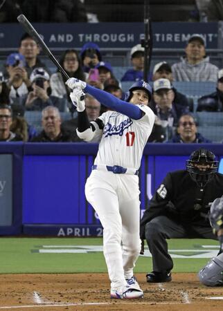 　ロッキーズ戦の３回、本塁打を放つドジャース・大谷