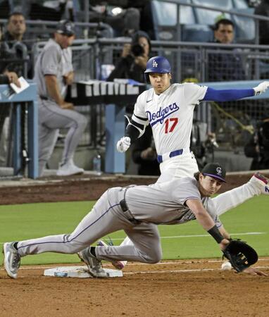 　ロッキーズ戦の６回、二塁内野安打を放ち一塁へ駆け込むドジャース・大谷