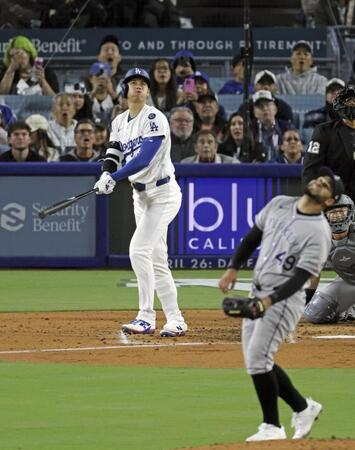 　ロッキーズ戦の３回、本塁打を放つドジャース・大谷。投手センザテーラ