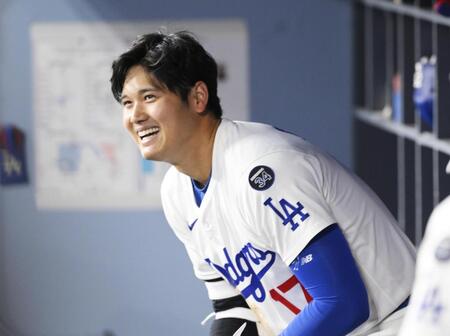 　ロッキーズ戦の８回、ベンチで笑顔を見せるドジャース・大谷