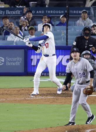 　８回、左飛に倒れる大谷（共同）