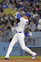 　ロッキーズ戦の３回、中越えに本塁打を放つドジャース・大谷