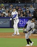 　ロッキーズ戦の３回、本塁打を放つドジャース・大谷。投手センザテーラ