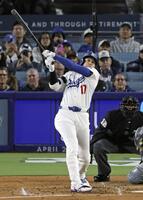 　ロッキーズ戦の３回、本塁打を放つドジャース・大谷