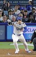 　ロッキーズ戦の６回、二塁内野安打を放つドジャース・大谷