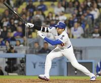 　ロッキーズ戦の６回、二塁内野安打を放つドジャース・大谷