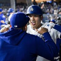 　３回、本塁打を放ち、チームメートに迎えられるドジャース・大谷（ロサンゼルス・ドジャース提供）