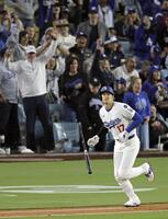 　ロッキーズ戦の３回、本塁打を放ち、一塁へ向かうドジャース・大谷