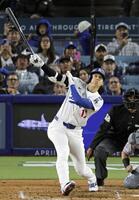 　ロッキーズ戦の４回、右飛に倒れるドジャース・大谷。投手センザテーラ