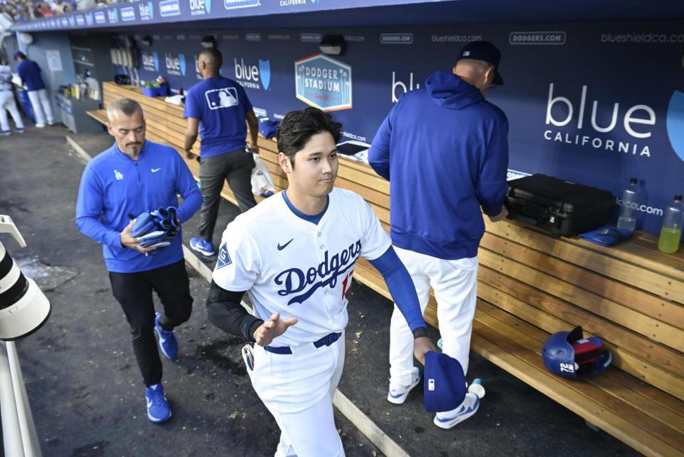 　カブスに敗れ引き揚げるドジャース・大谷＝ロサンゼルス（共同）