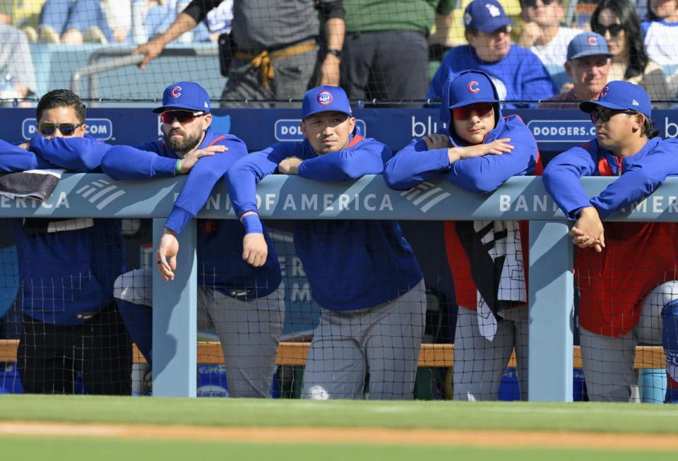 　ドジャース戦の１回、ベンチで試合を見るカブス・鈴木（中央）＝ロサンゼルス（共同）