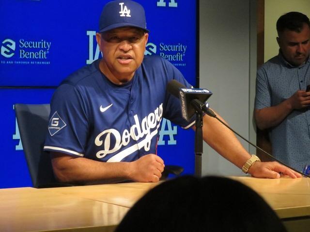 　試合前の会見で質問に答えるロバーツ監督（撮影・小林信行）