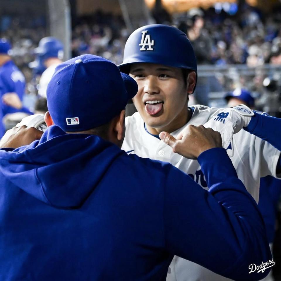 　３回、本塁打を放ち、チームメートに迎えられるドジャース・大谷（ロサンゼルス・ドジャース提供）