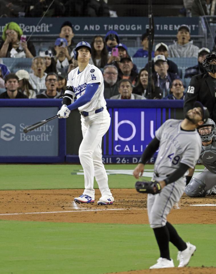 　ロッキーズ戦の３回、本塁打を放つドジャース・大谷。投手センザテーラ