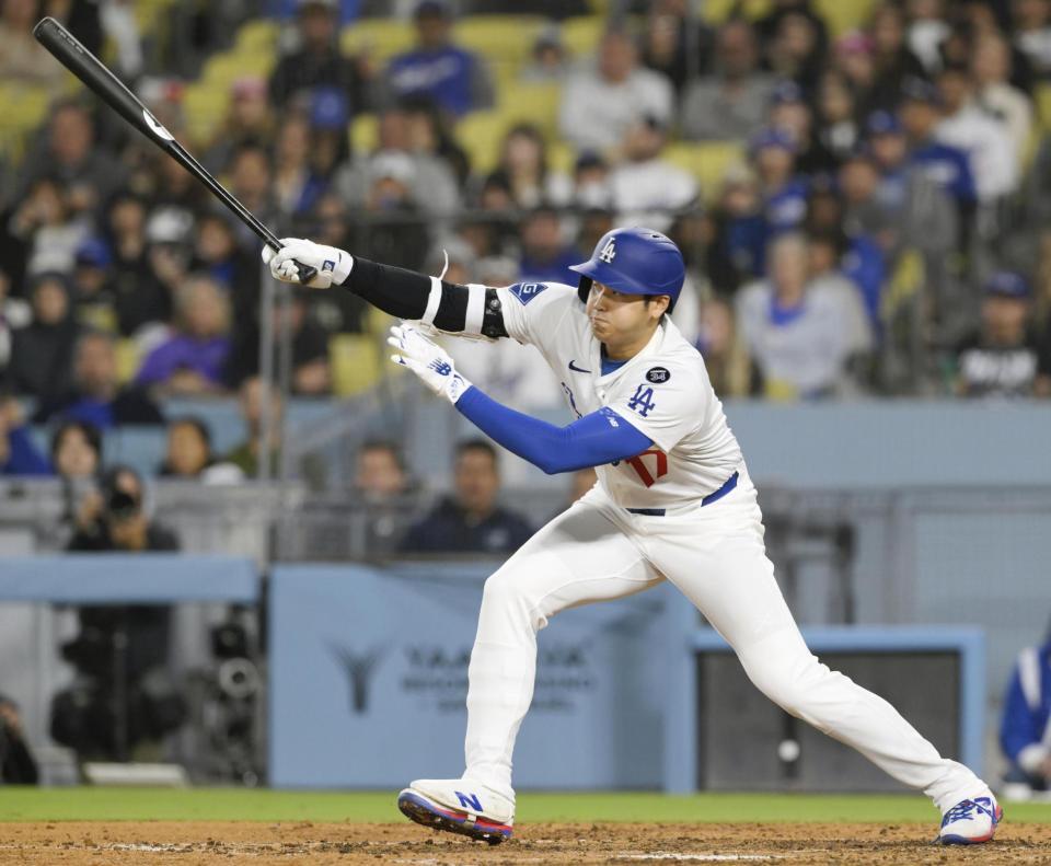 　ロッキーズ戦の６回、二塁内野安打を放つドジャース・大谷