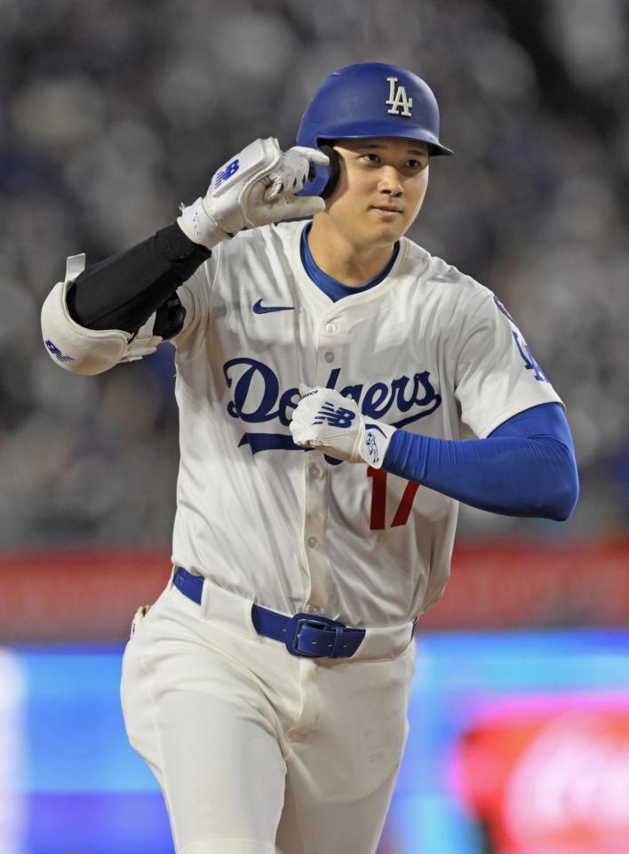 　ロッキーズ戦の３回、中越えに本塁打を放ち、ポーズをとるドジャース・大谷