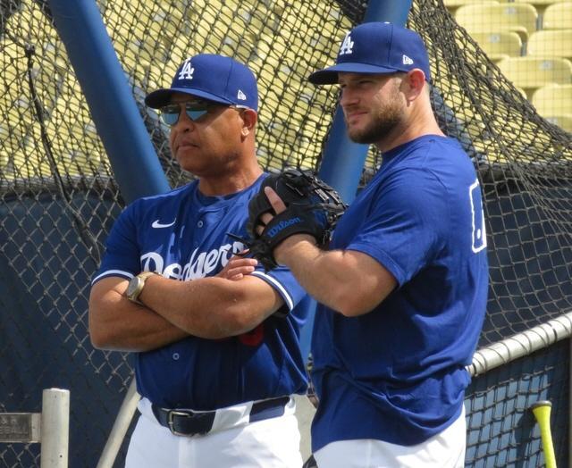 　試合前のフィールドで話し込むロバーツ監督（左）とマンシー（撮影・小林信行）