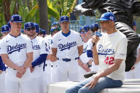 　「ジャッキー・ロビンソン・デー」の式典で、ＮＢＡレーカーズなどで活躍したカリーム・アブドゥルジャバー氏（右）の話に耳を傾ける大谷翔平＝１５日、ロサンゼルス（ＡＰ＝共同）