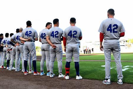 　「ジャッキー・ロビンソン・デー」で、背番号「４２」を着用したレッドソックスの選手たち＝１５日、フロリダ州セントピーターズバーグ（ＡＰ＝共同）