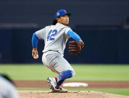 　パドレス戦に先発したカブス・今永。「ジャッキー・ロビンソン・デー」で背番号「４２」をつけている＝サンディエゴ（共同）