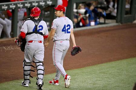 　レンジャーズに先発した菊池（右）。「ジャッキー・ロビンソン・デー」で背番号「42」をつけている（イマジンイメージズ・ロイター＝共同）