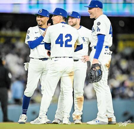 　グラウンドで笑みを浮かべる（左から）ベッツ、エドマン、マンシー、フリーマン（ロサンゼルス・ドジャース提供）