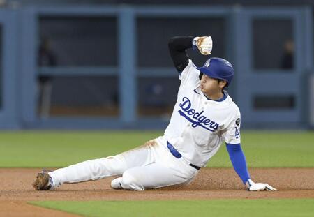 　ロッキーズ戦の３回、二盗する大谷。メジャー通算１５０盗塁に到達した