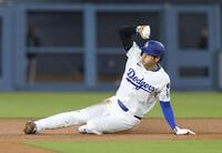 　ロッキーズ戦の３回、二盗する大谷。メジャー通算１５０盗塁に到達した