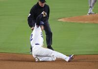 　ロッキーズ戦の３回、二盗する大谷。メジャー通算１５０盗塁に到達した