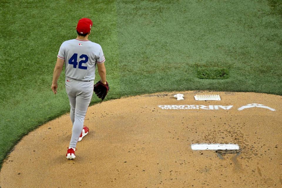 　先発した菊池。「ジャッキー・ロビンソン・デー」で背番号「42」をつけている（イマジンイメージズ・ロイター＝共同）