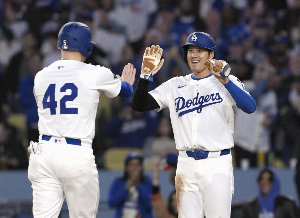 　３回、スミスの３ランで生還したフリーマン（左）を迎える大谷