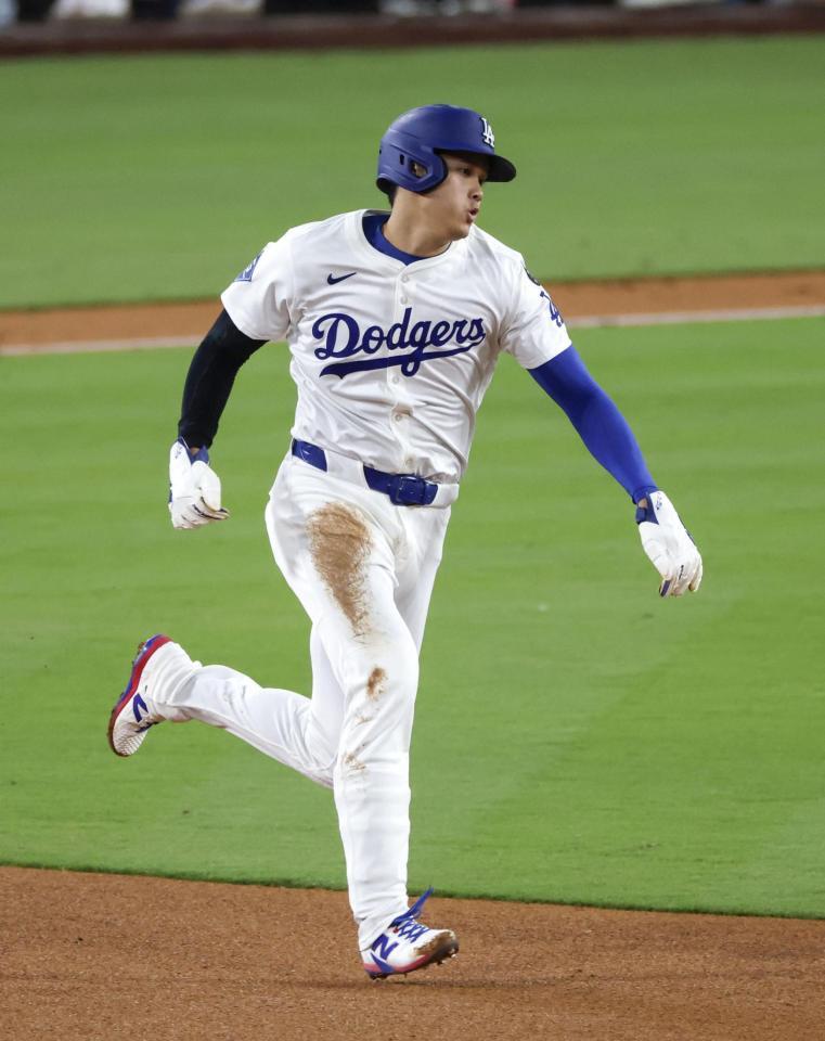 　ロッキーズ戦の３回、二盗する大谷。メジャー通算１５０盗塁に到達した