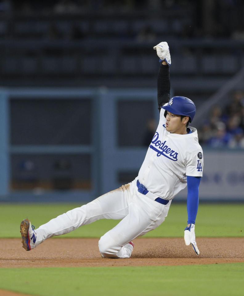 　ロッキーズ戦の３回、二盗する大谷。メジャー通算１５０盗塁に到達した