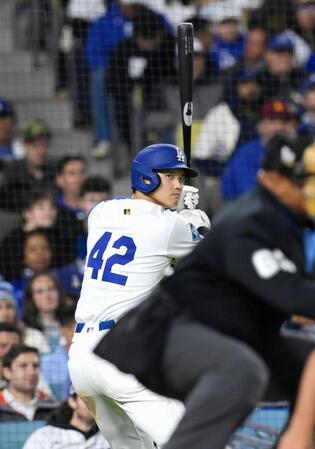 　打席に備える大谷。「ジャッキー・ロビンソン・デー」で背番号「４２」をつけプレーした（共同）
